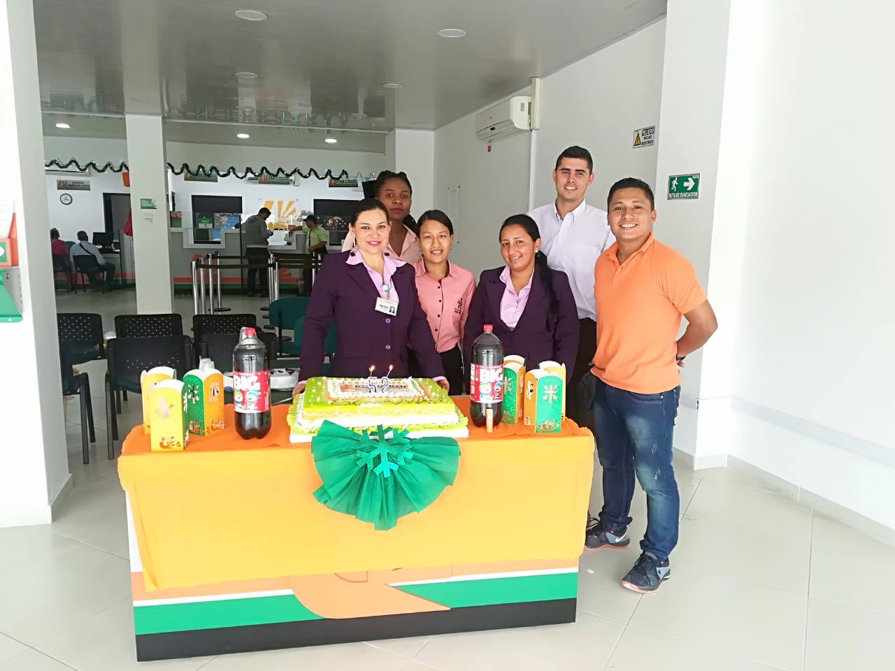 Oficina Mocoa: Diana Patricia Rubio Guzmán, gerente de la Agencia Mocoa; Luz Marley Chitiva Becerra, aprendiz SENA; Ángela Viviana Avirama Capote, auxiliar de caja; Juan Carlos Rodríguez Chamorro, profesor Escuela de Formación Danza; Járrinson Rojas Gómez, auxiliar de operaciones; y Janeth Ararat Carabalí, auxiliar de promotoría.